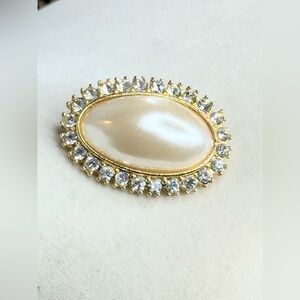 Vintage Gold Tone Oval Faux Pearl Rhinestone Brooch Pin Classic Costume Jewelry
